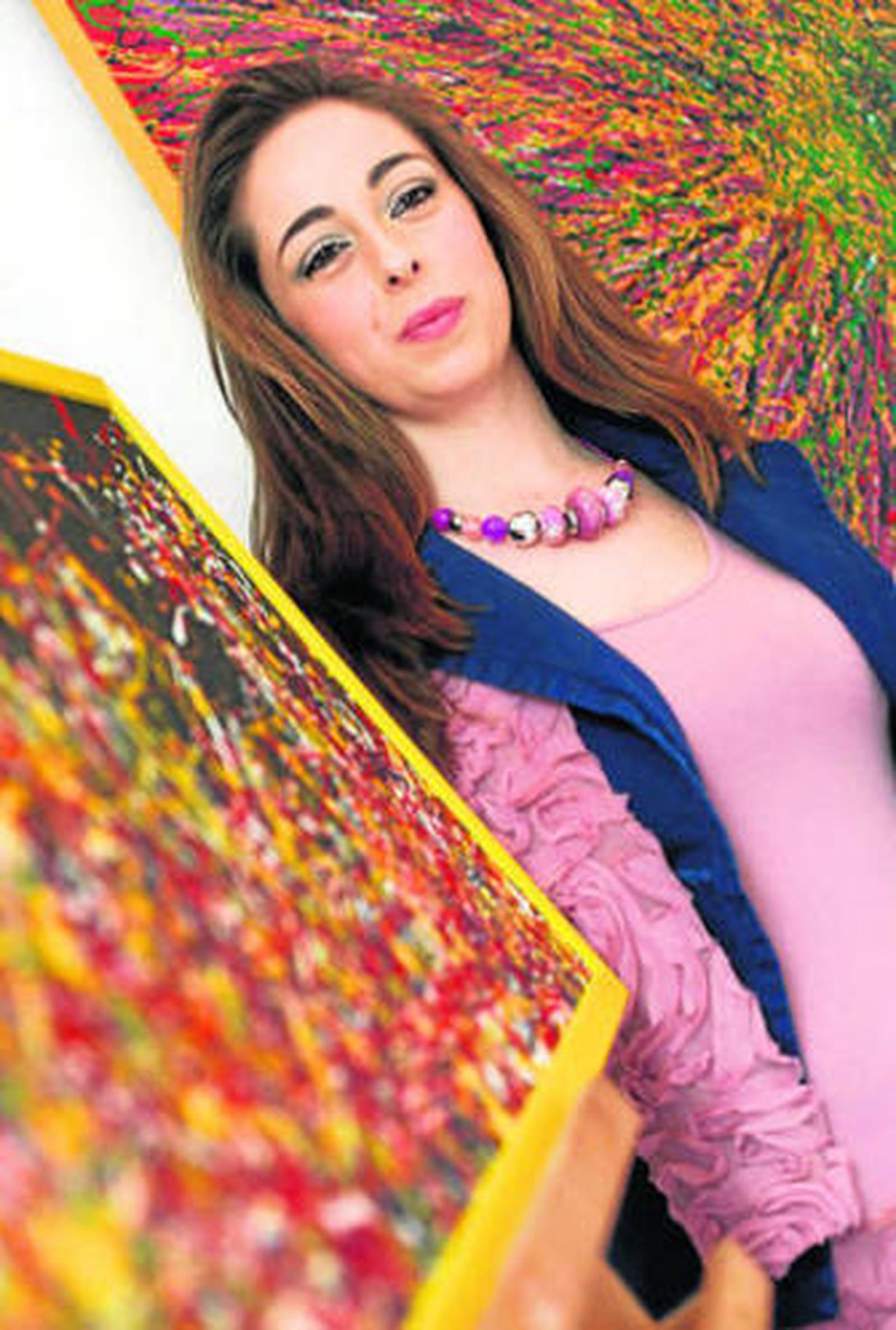 Remedios Rubiales posa ante su obra.