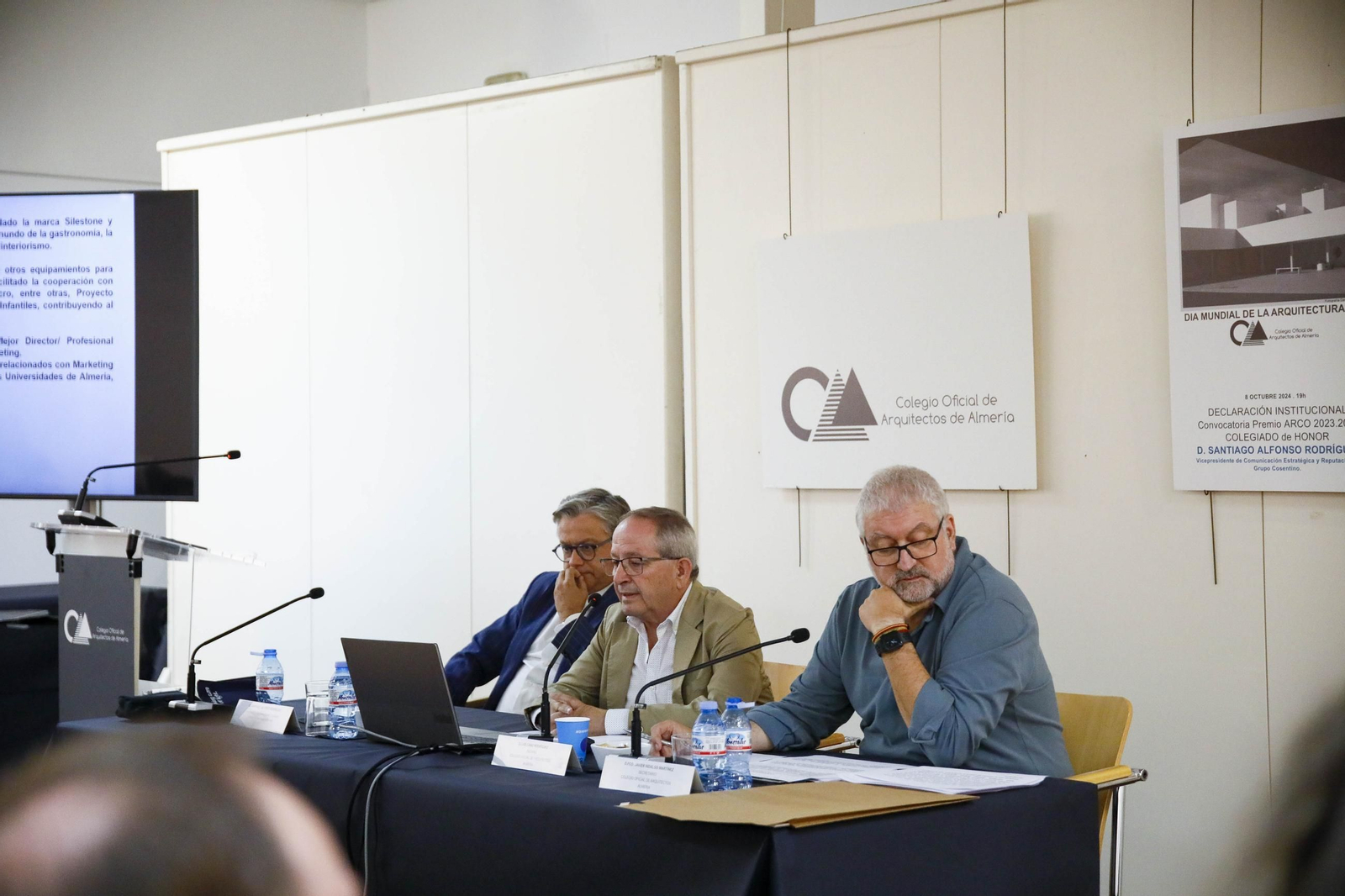 Imágenes del nombramiento como colegiado de honor a Santiago Alfonso en el colegio oficial de arquitectos de Almería