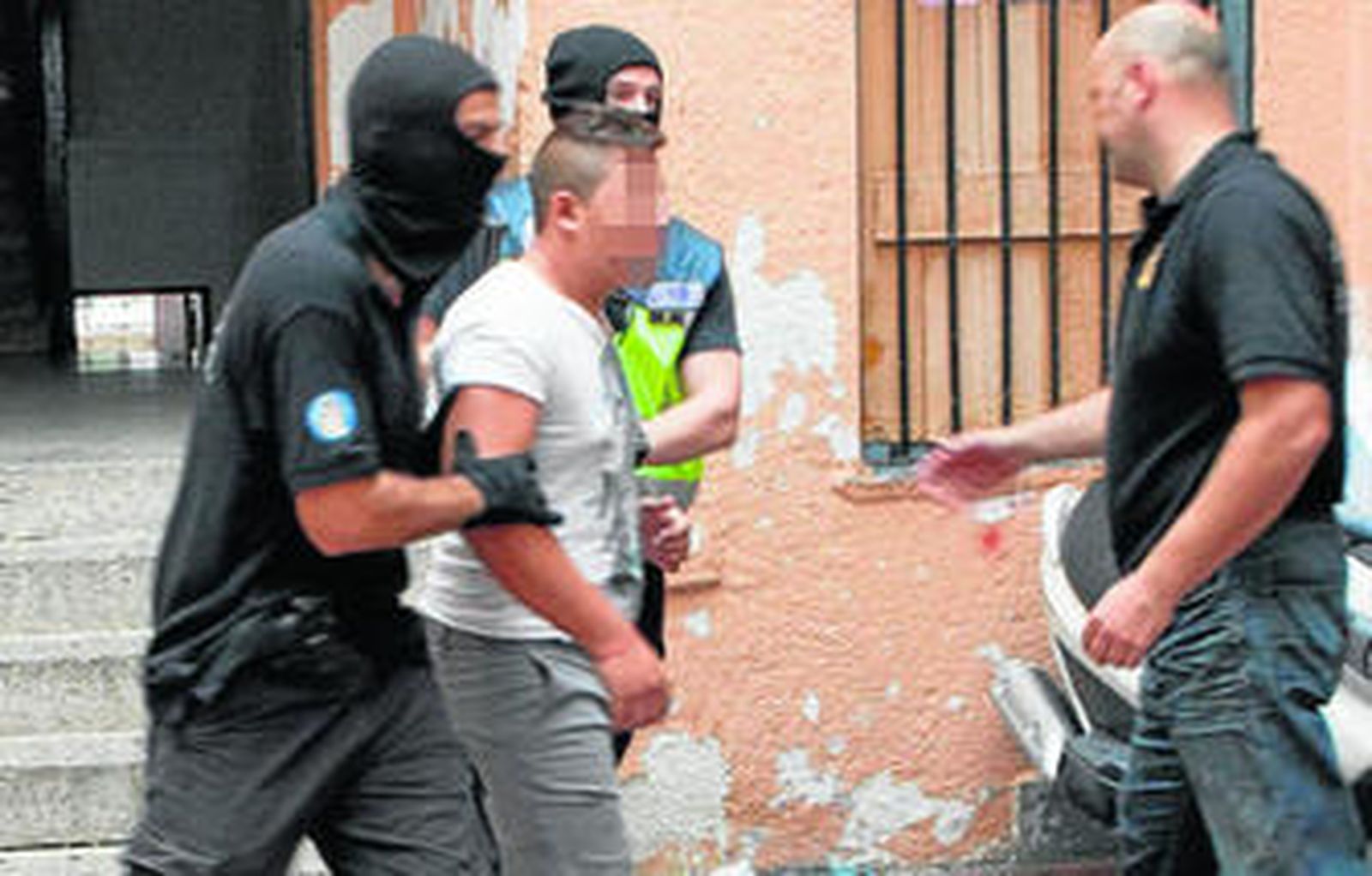 Agentes policiales se llevan detenido a un presunto narcotraficante.