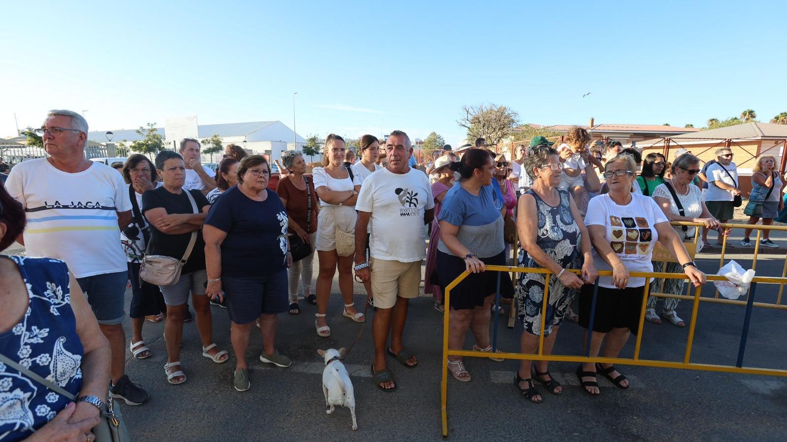 Asistentes a la inauguración de la obra de Konestilo sobre Manuel Carrasco en Isla Cristina.