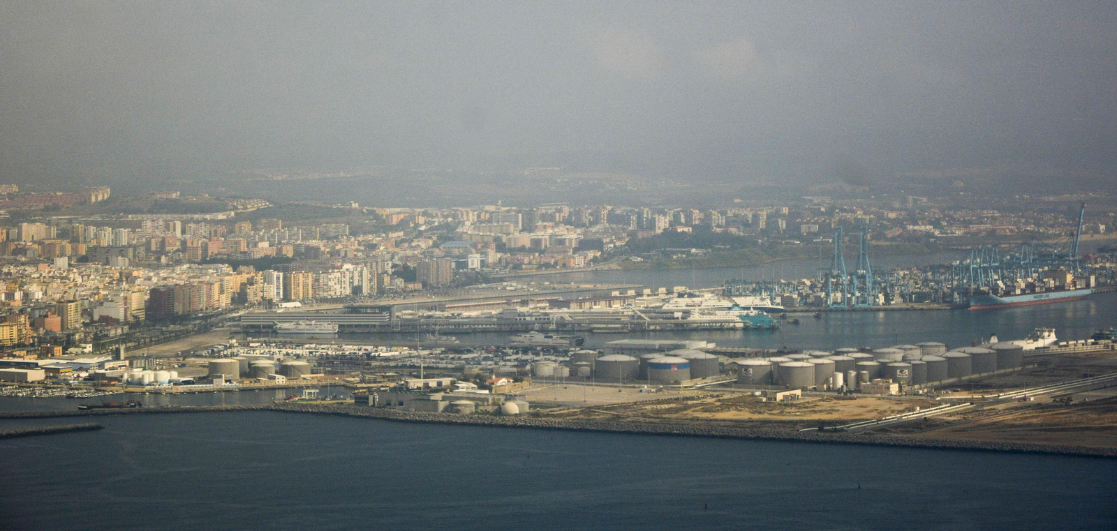 Vista de la zona del Puerto en la que se va a actuar y la ciudad.