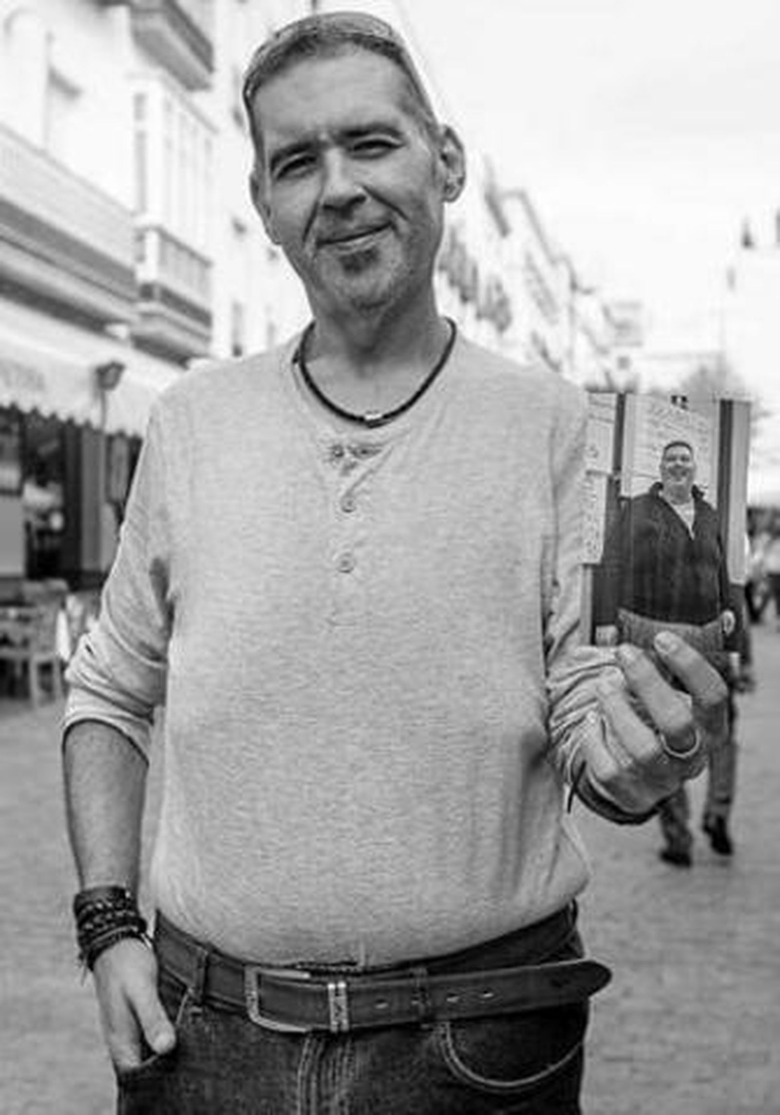 Humberto muestra una foto de cómo estaba antes.