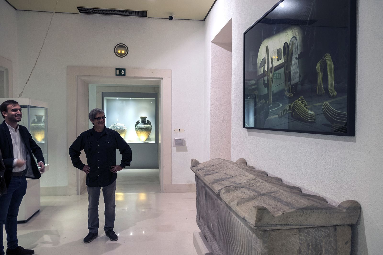 La obra 'Tijuana Tex-Mex invaders' de Manolo Bautista contrapone una obra comprometida con las nuevas tecnologías sobre uno de los sarcófagos que lucen en la pinacoteca. El contraste llama la atención.