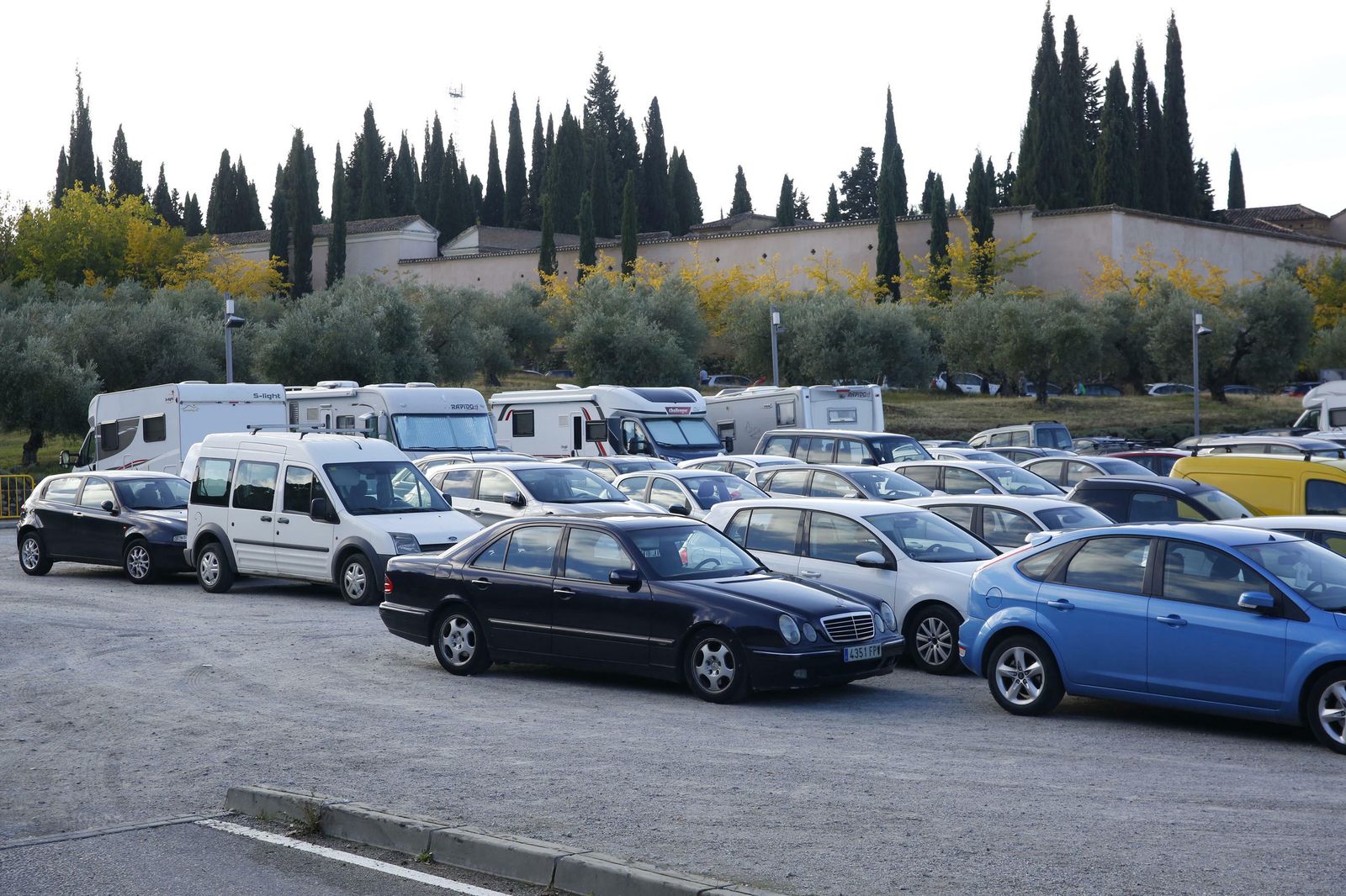 El Día de los Santos en el cementerio de Granadad, en imágenes