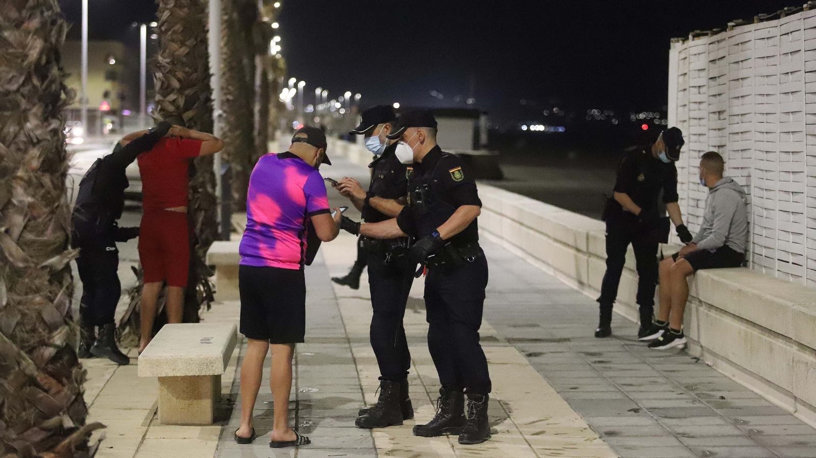Fotos de una noche de patrulla con la Policía Nacional en La Línea