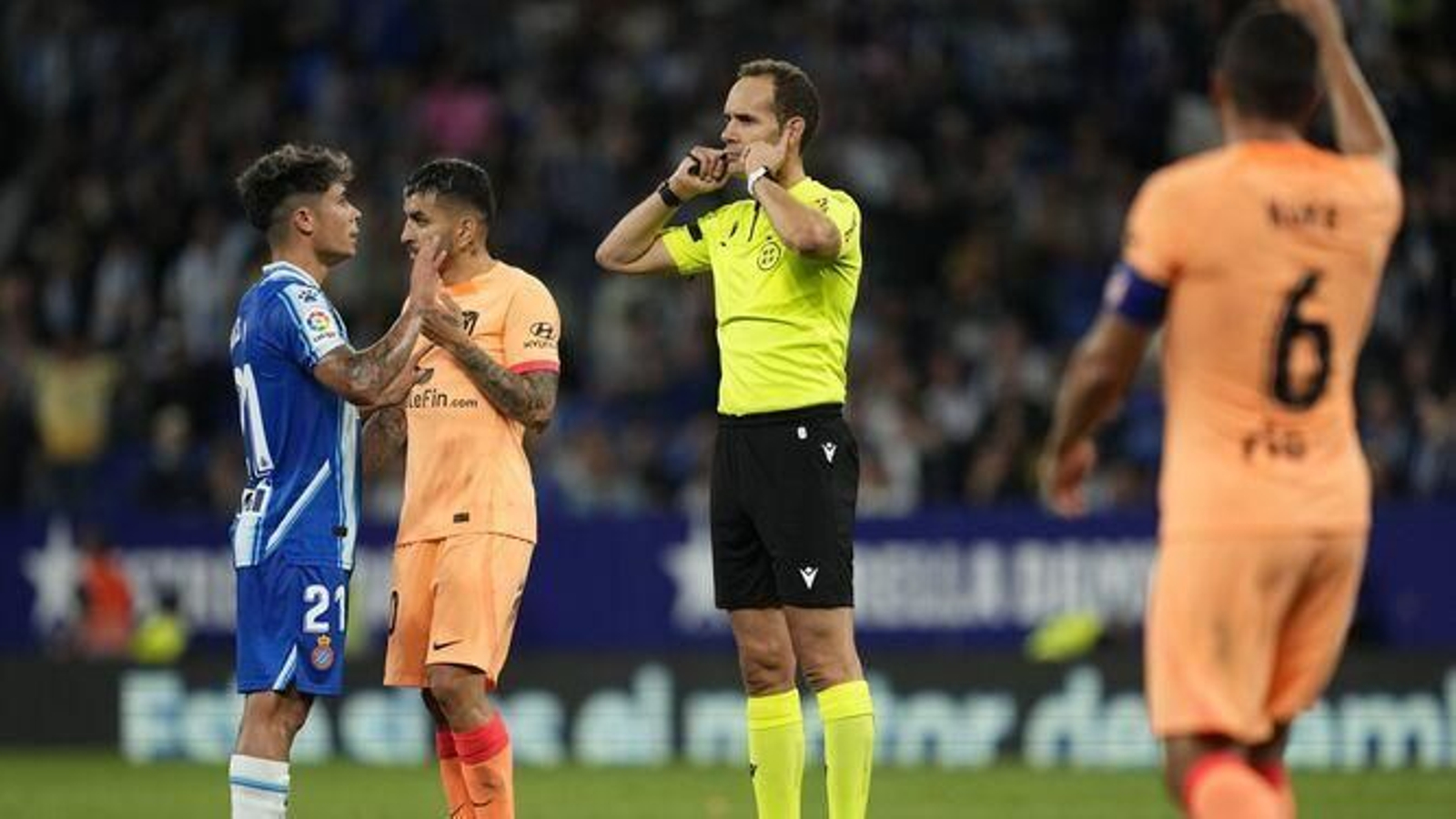 El árbitro, Melero López, espera las indicaciones del VAR en el polémico gol de Griezmann.