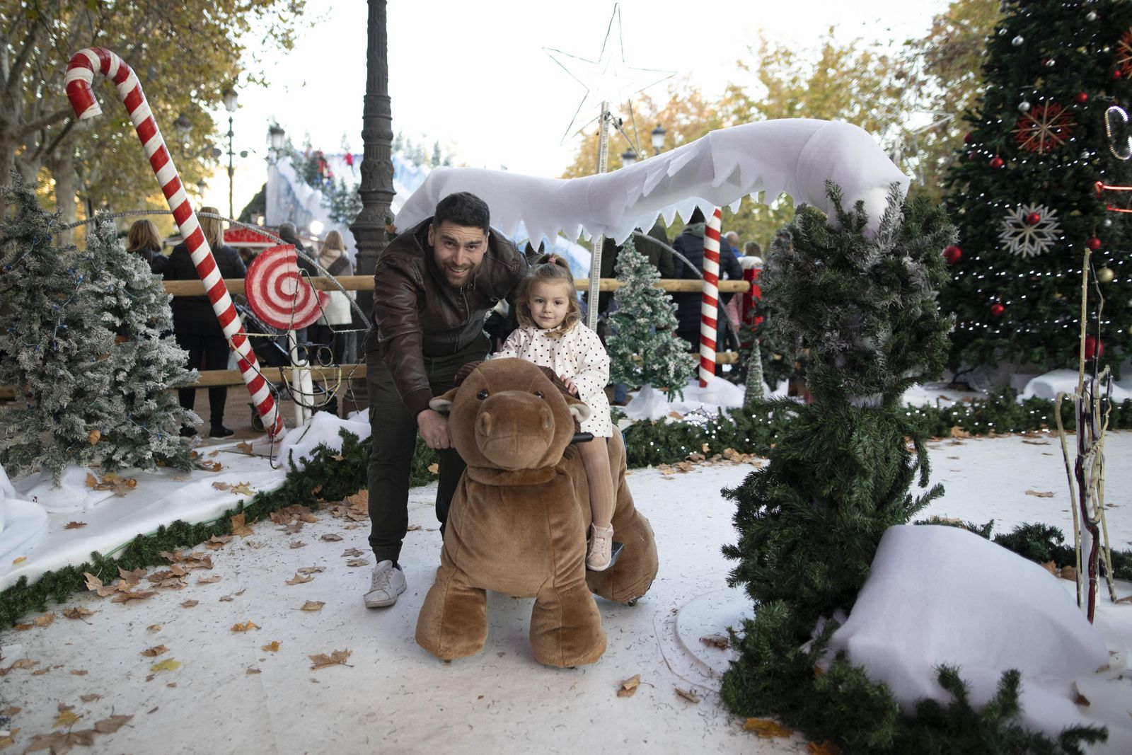 Multitud de visitantes y ambiente navideño en Granada durante el puente, en imágenes