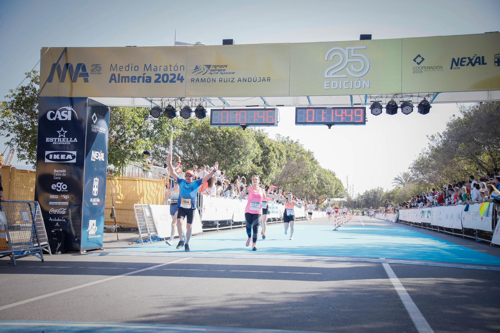 Imágenes de la llegada de la Media maratón Ciudad de Almería
