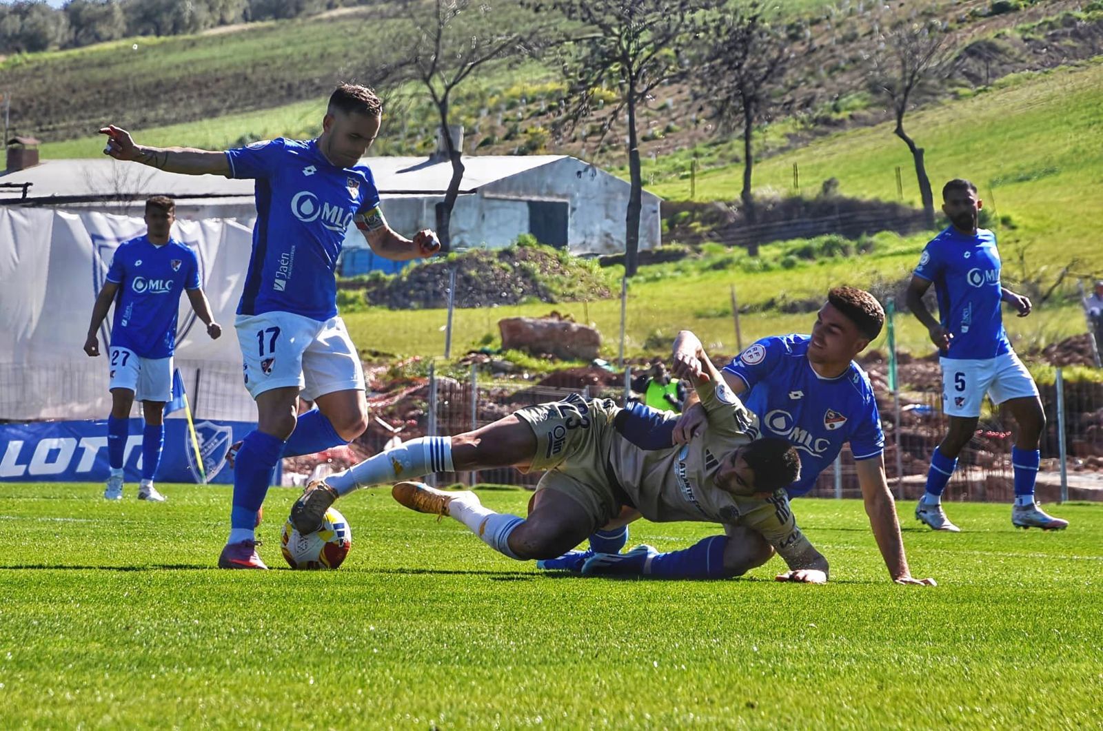 Reparto de puntos entre linarenses y onubenses en Linarejos.
