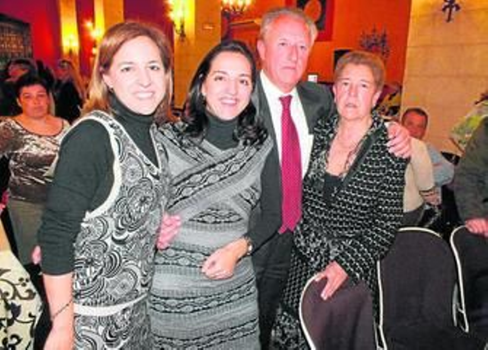 Luis Benvenuty, en la bodega El Cortijo junto a su mujer, Cristina Toscano, y sus hijas Isabel y María José.