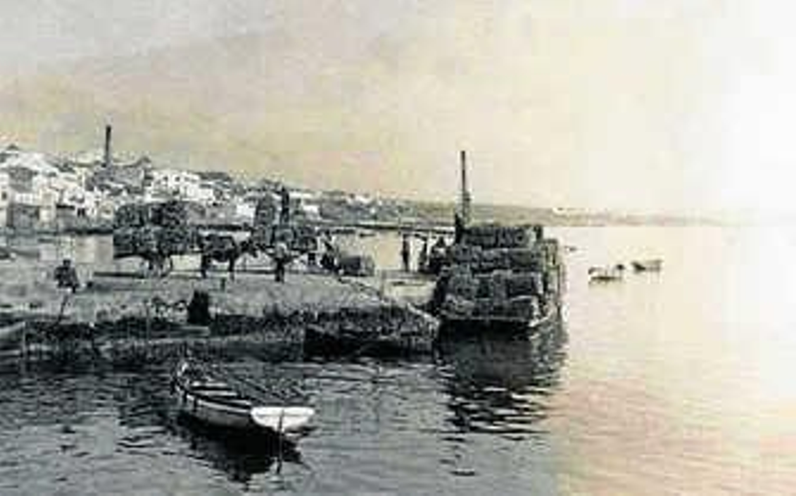 El muelle Viejo en una imagen de 1890. Una gabarra embarca cargas de corcho.