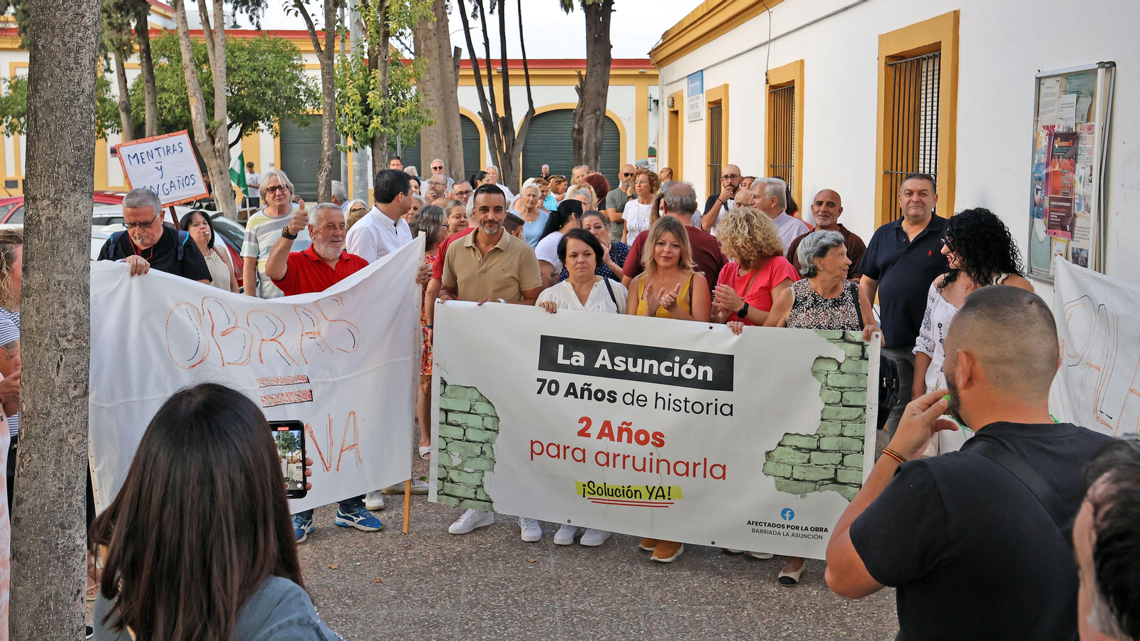 Manifestación de los vecinos de La Asunción de Jerez por los retrasos de la rehabilitación de sus bloques