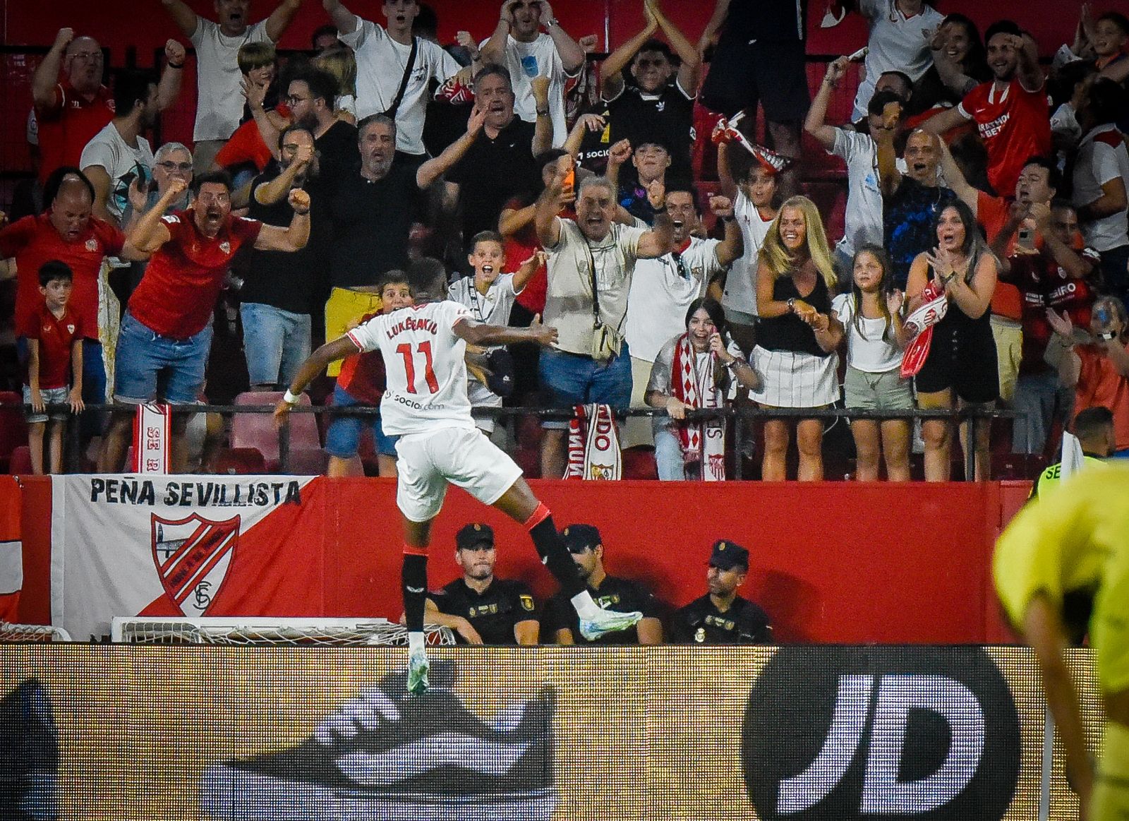 Lukébakio celebra su golazo con la afición sevillista.