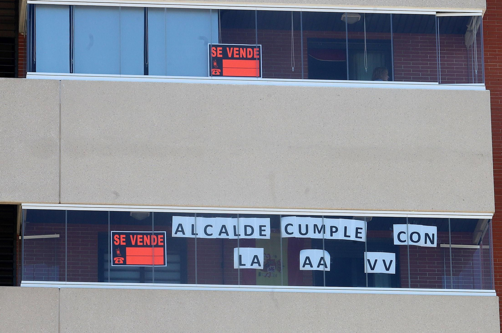 Imágenes de la protesta de los vecinos de Marismas del Polvorín por la construcción de un centro para Proyecto Hombre en vez de la sede de la AAVV Yáñez Pinzón