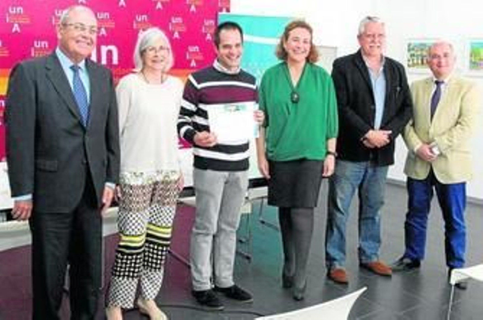 Francisco José Martínez posa con el diploma acreditativo del premio junto al jurado, Antonio de la Vega y Yolanda Pelayo.