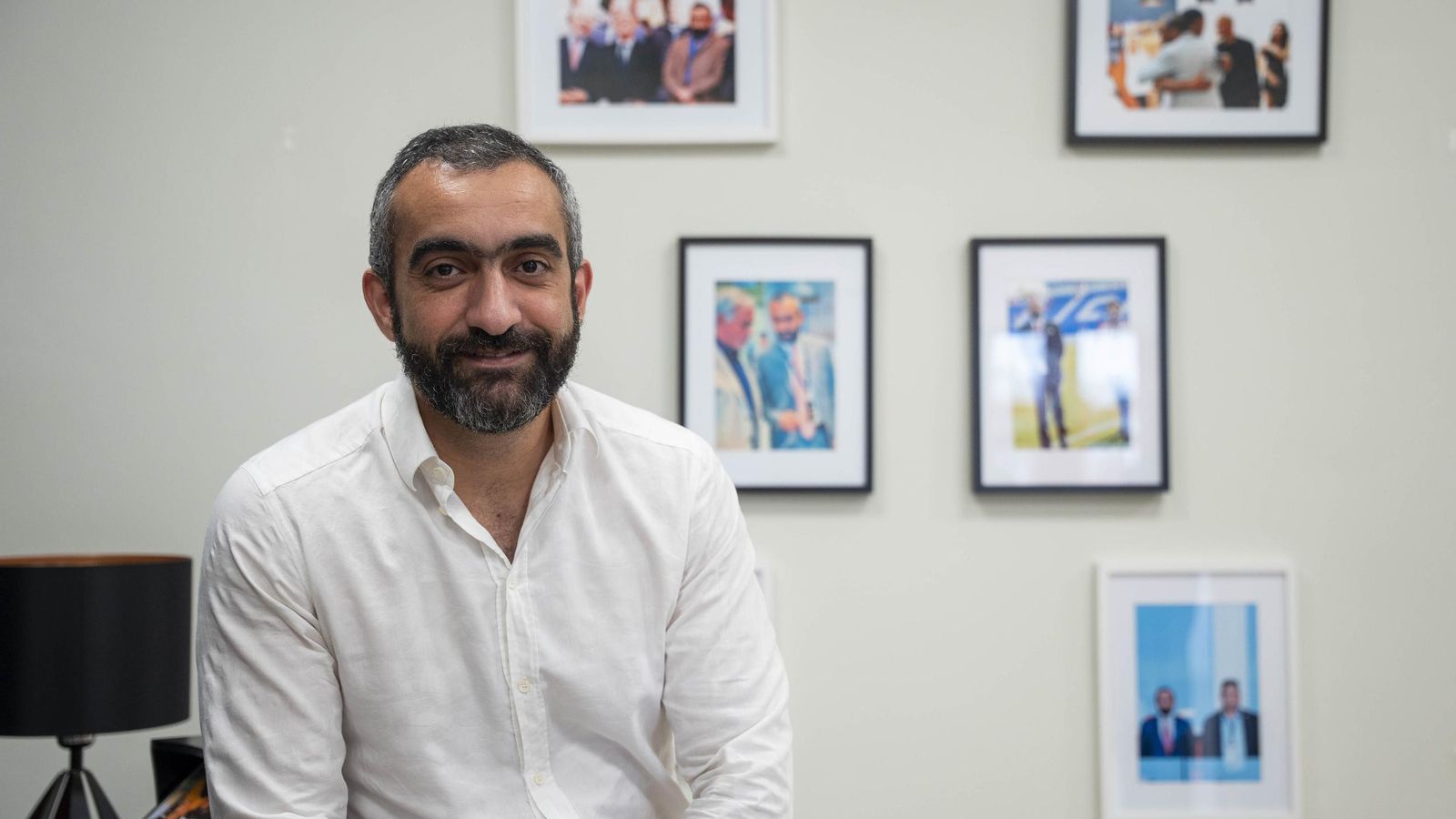 El Assy en su despacho, con retratos junto a Florentino, Ronaldinho, Mourinho, Turki o Ronaldo Nazario detrás