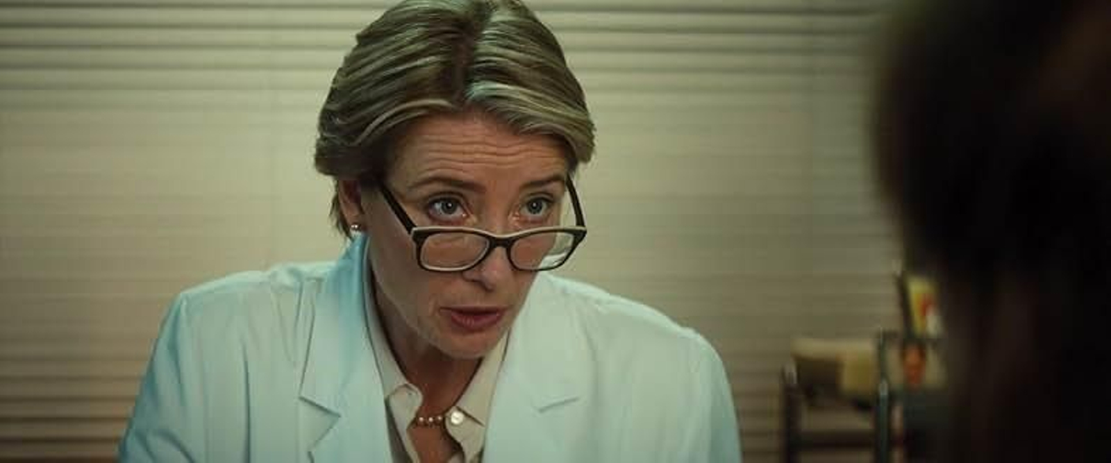 Emma Thompson, en su papel de ginecóloga en 'Bridget Jones' Baby'.
