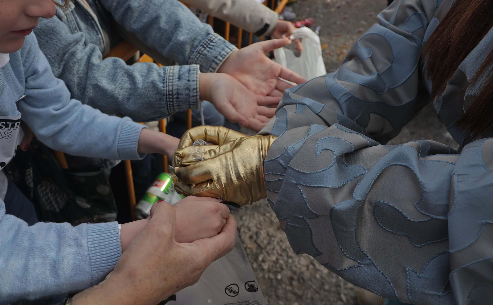 Búscate en las fotos del Arrastre de Latas 2025 en Algeciras