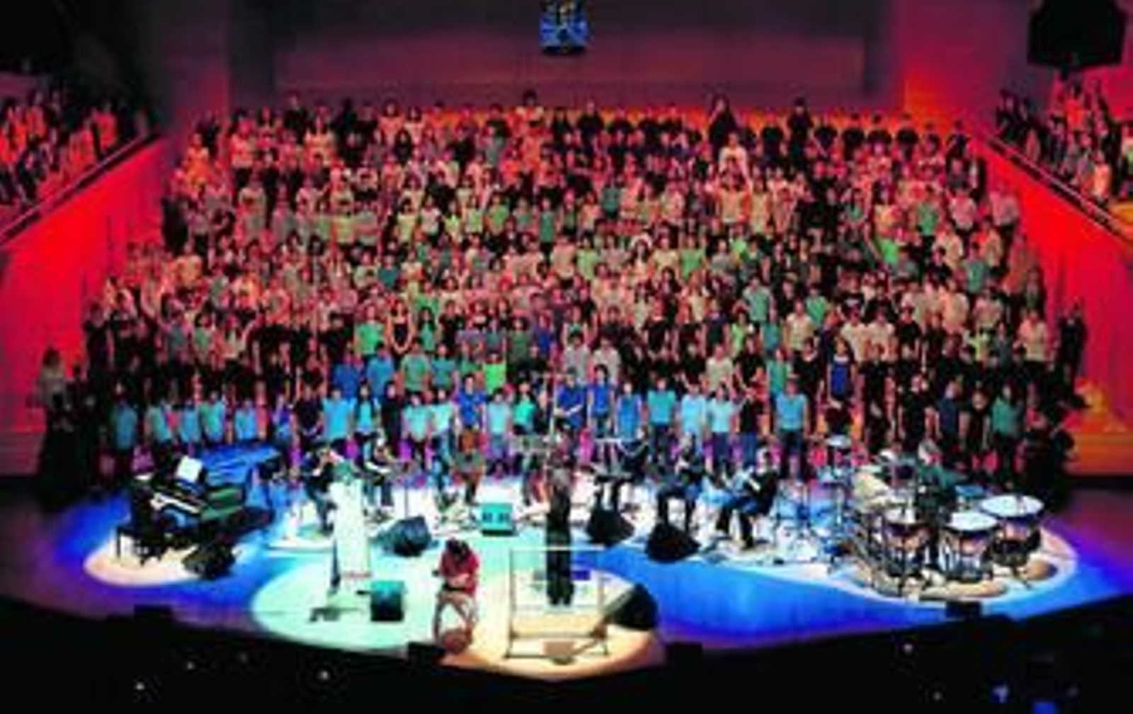 Dos décadas de educación musical. Más de 40.000 niños han protagonizado Cantania a lo largo de sus 20 años de vida. En Sevilla es la primera vez que se realiza. Arriba, espectáculo 'Arion y el Delfin', en el Auditori de Barcelona en una edición pasada; abajo, concierto celebrado en Olot en otra edición.