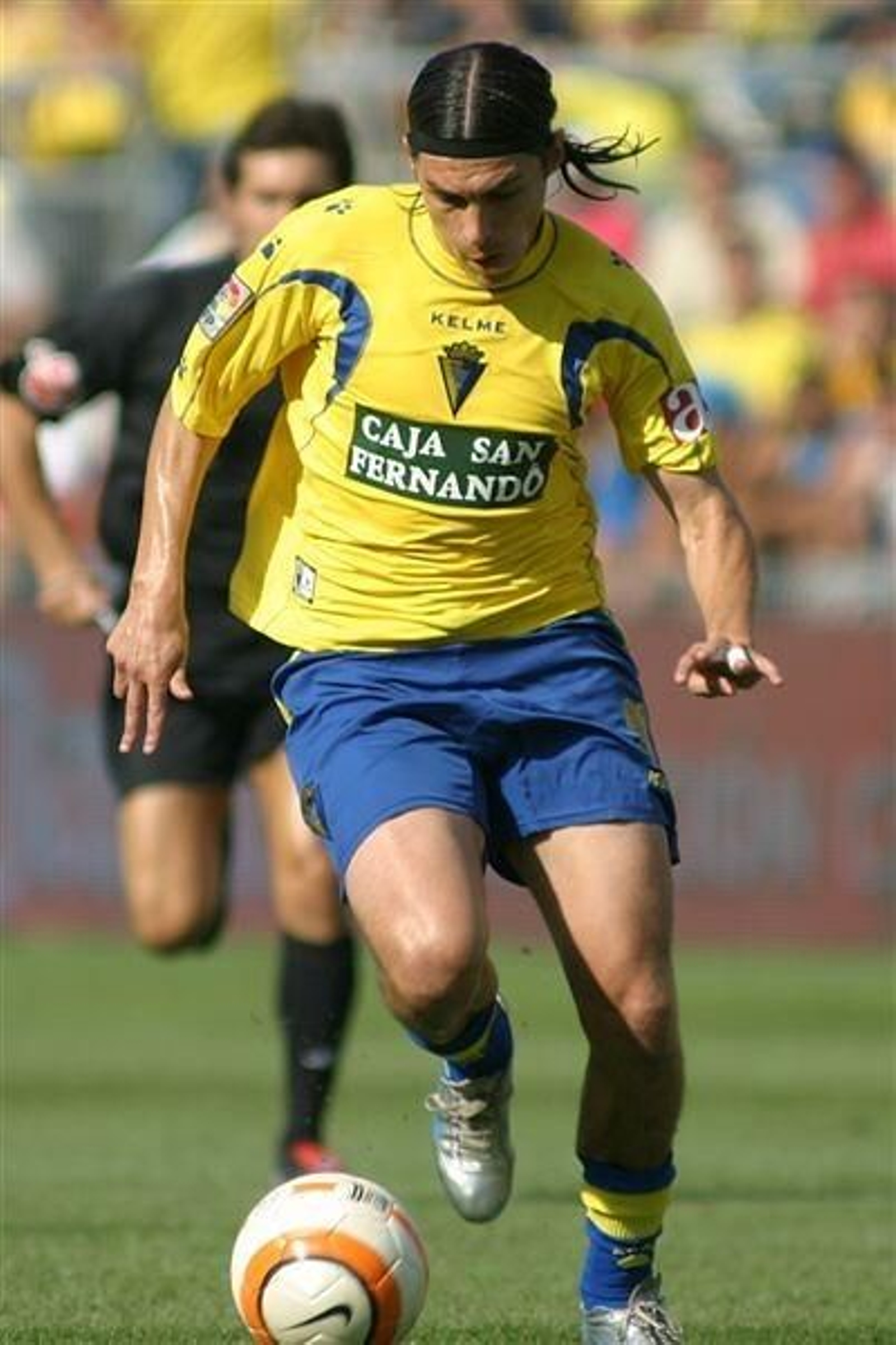 Cacique Medina, en plena carrera hacia la portería.