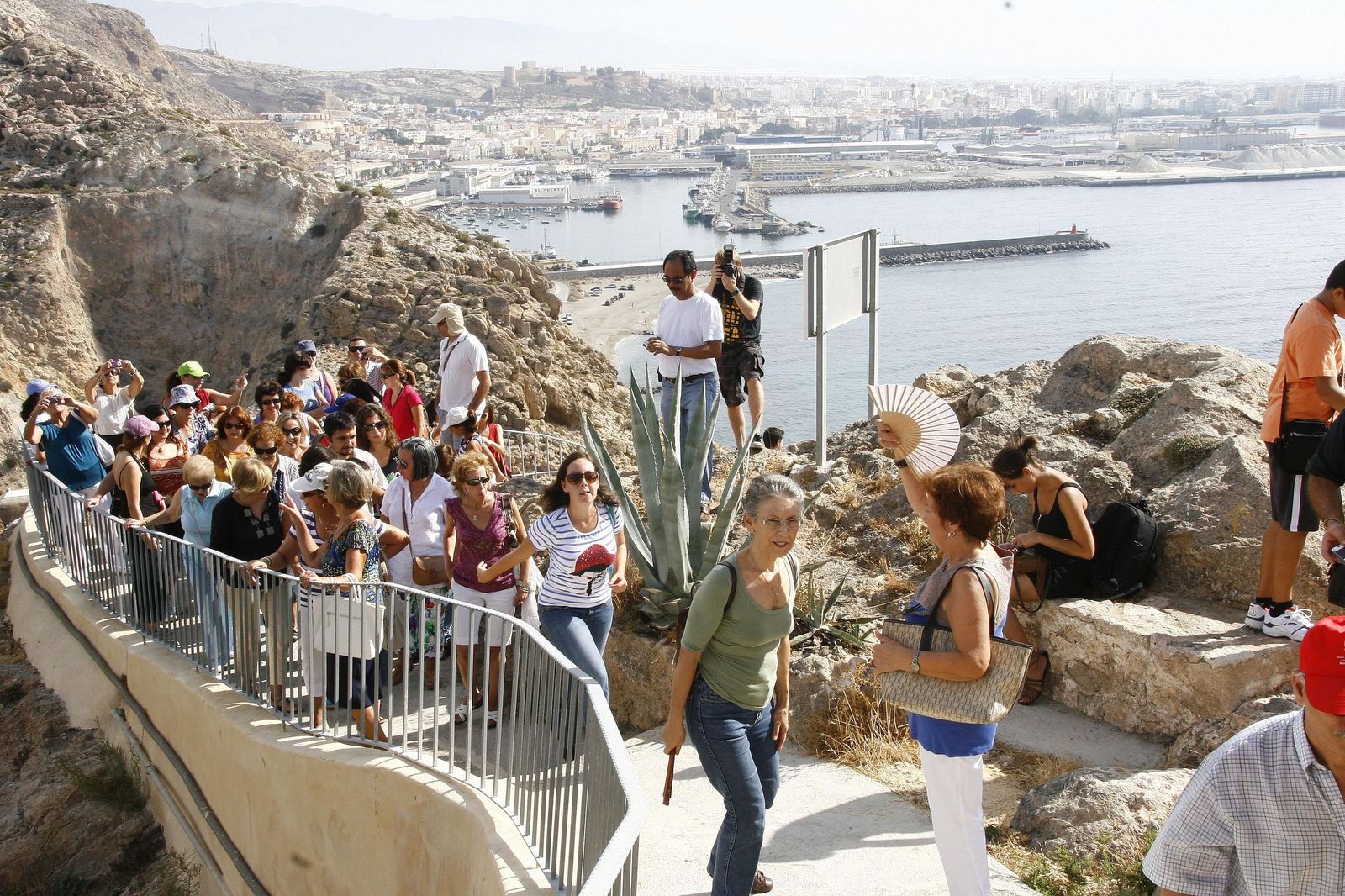 Turistas visitando Almería.