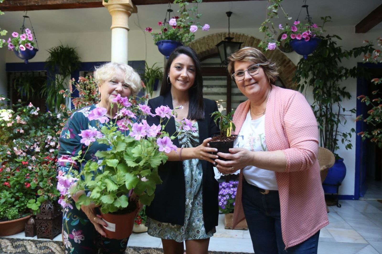 Entrega de una planta a una cuidadora.