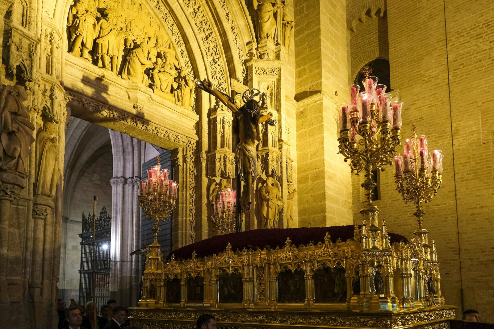 Imágenes de la procesión extraordinaria de regreso del Cristo de San Agustín a San Roque