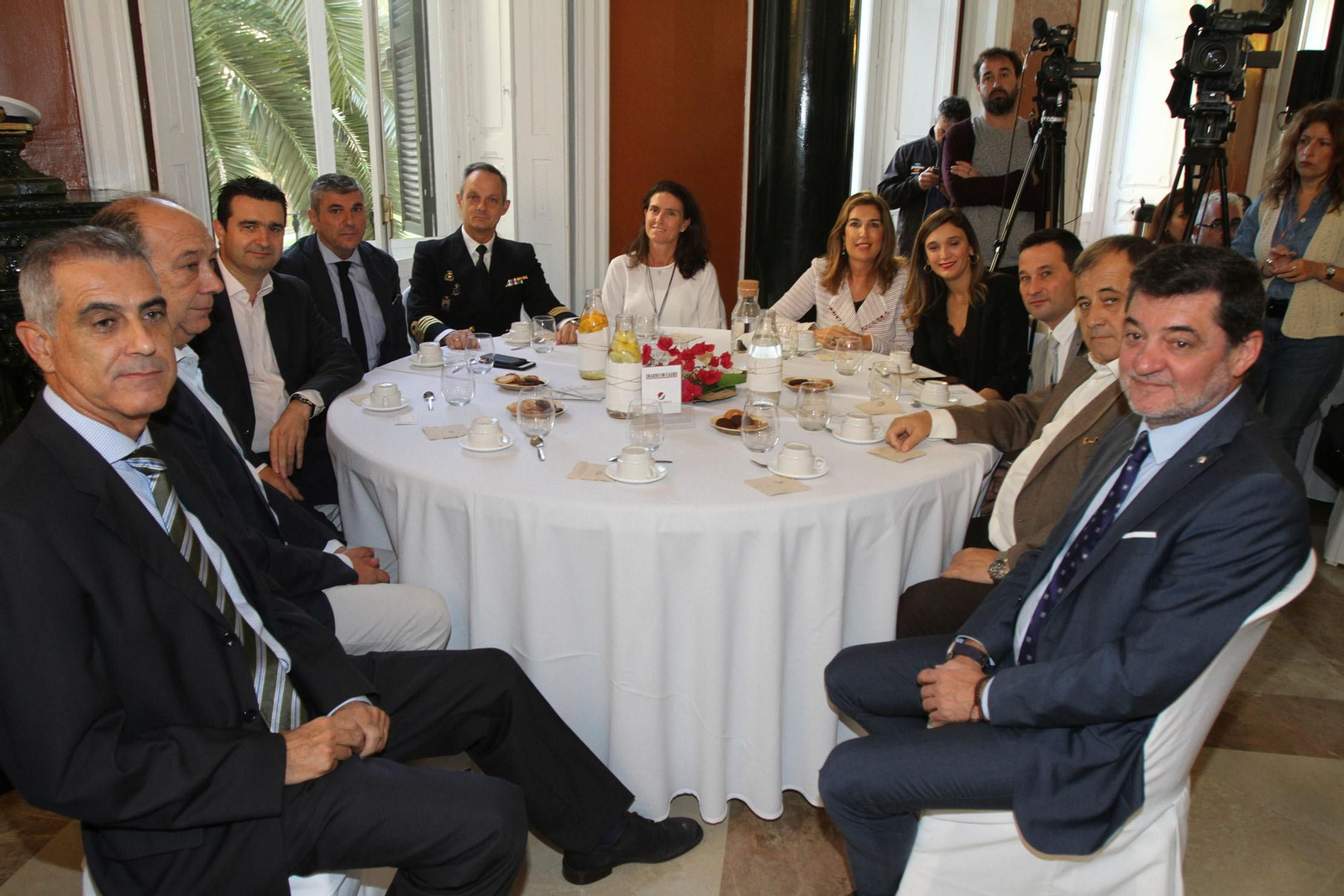Imágenes de la conferencia y desayuno-coloquio de Gabriel Cruz, alcalde de Huelva