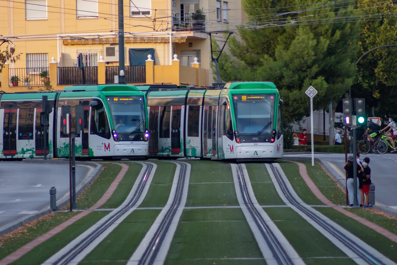 Dos unidades de trenes del Metro de Granada se cruzan junto a la estación de Autobuses de la capital.