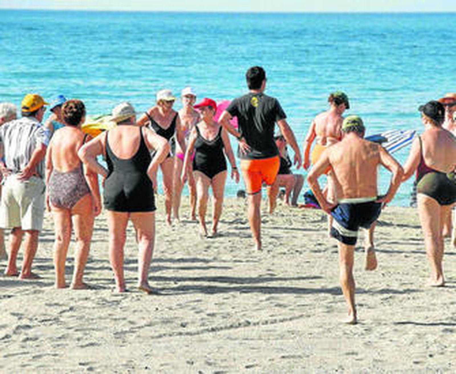 La actividad física en las playas es un entretenimiento saludable para los mayores.