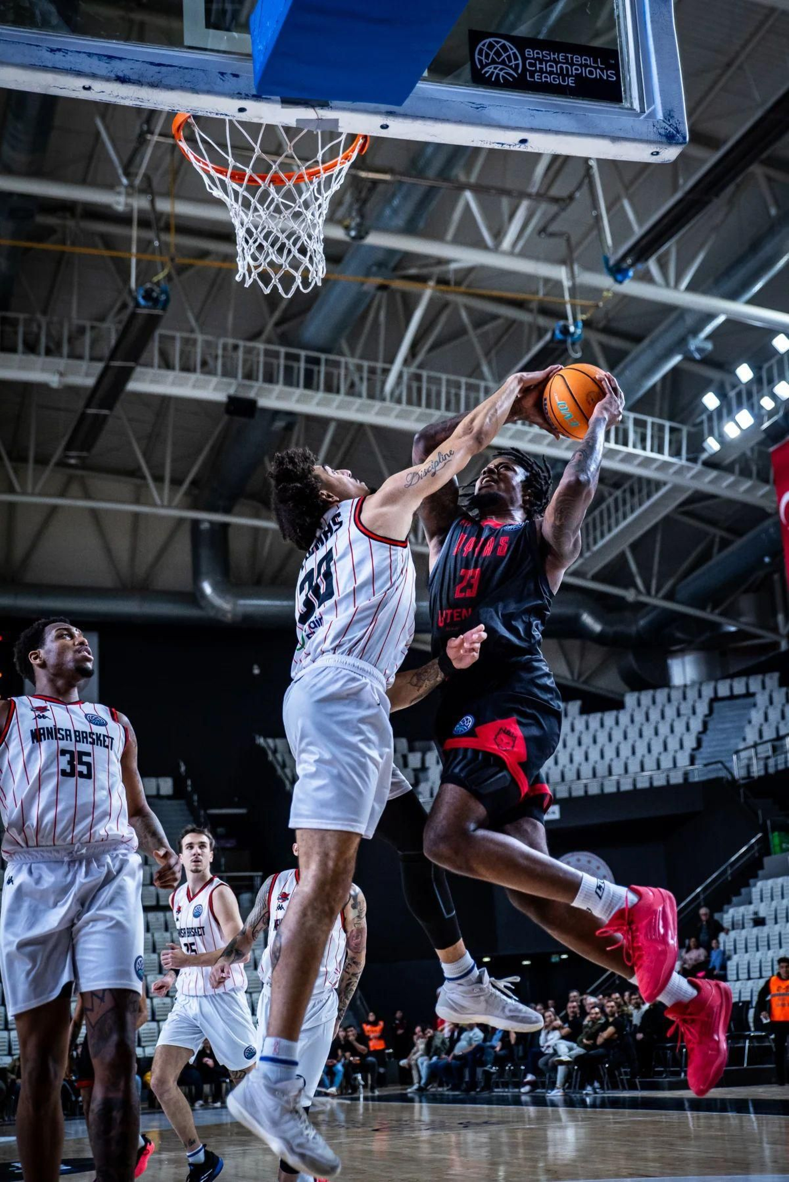 BCL: El Manisa tritura al Rytas y agita el grupo del Unicaja