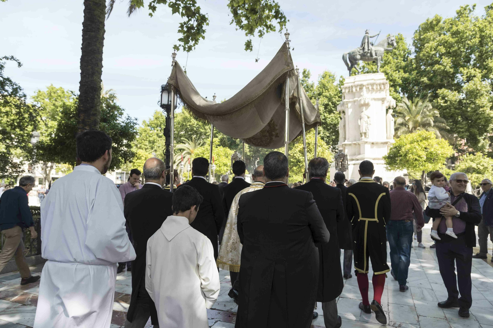 El paso del cortejo por la Plaza Nueva
