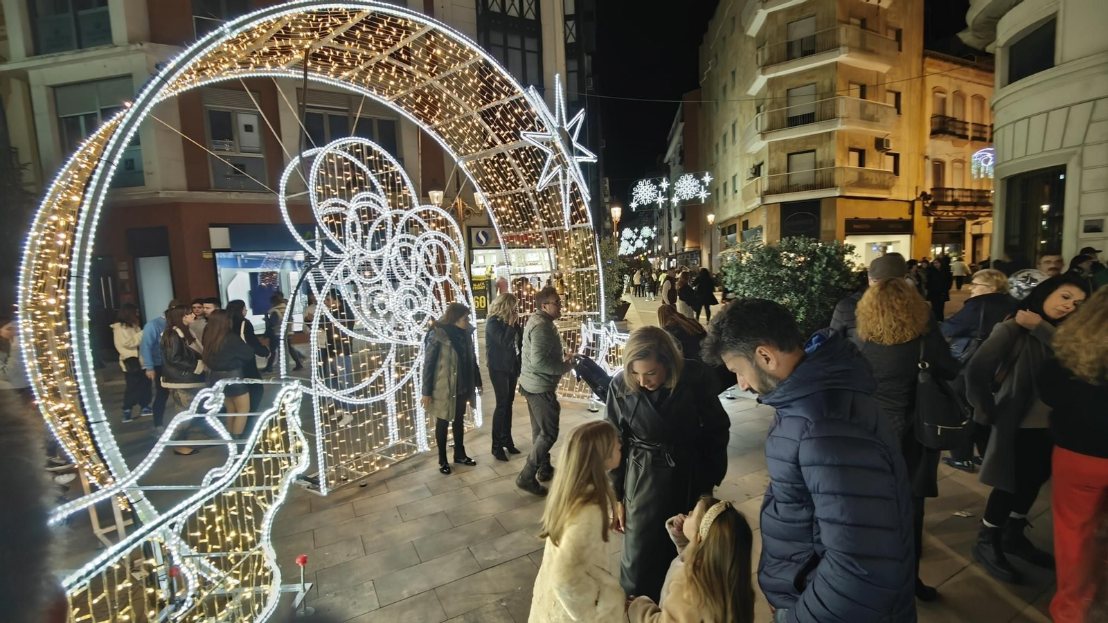 Imágenes del alumbrado navideño en las calles de Huelva