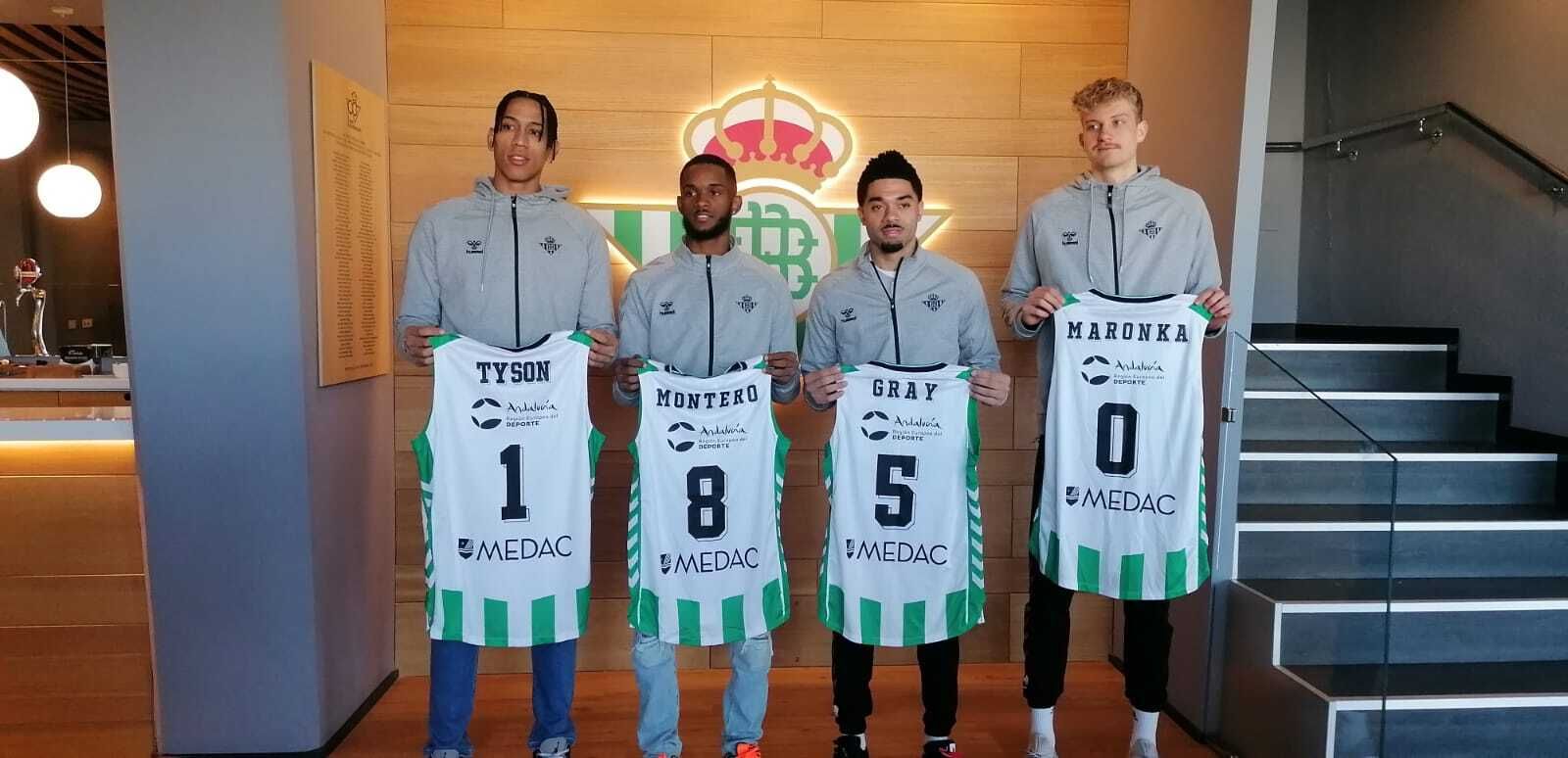 Los nuevos jugadores del Betis Baloncesto posan con sus camisetas.