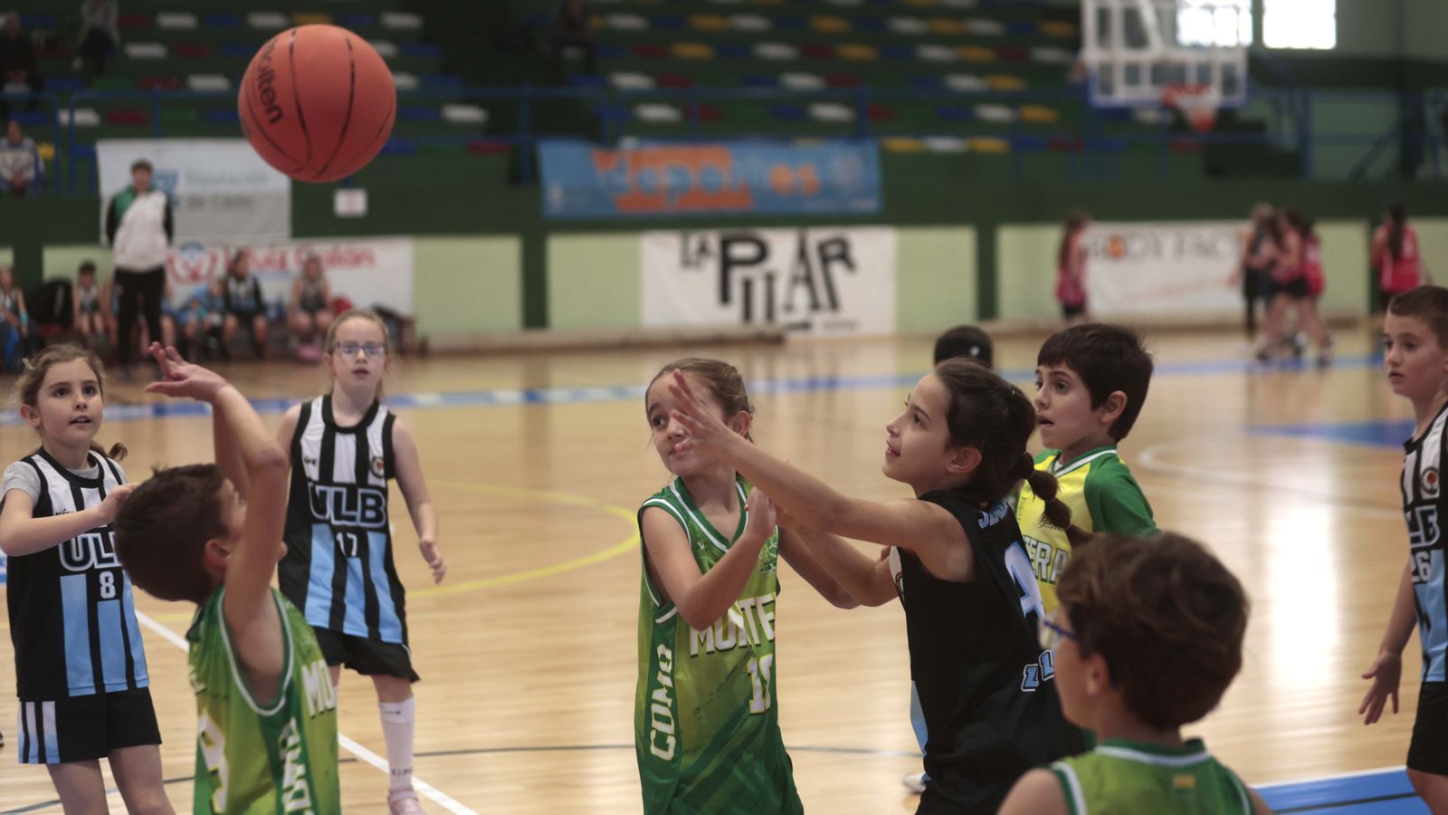 Las fotos de la primera jornada del torneo Semana Santa de baloncesto de la Línea
