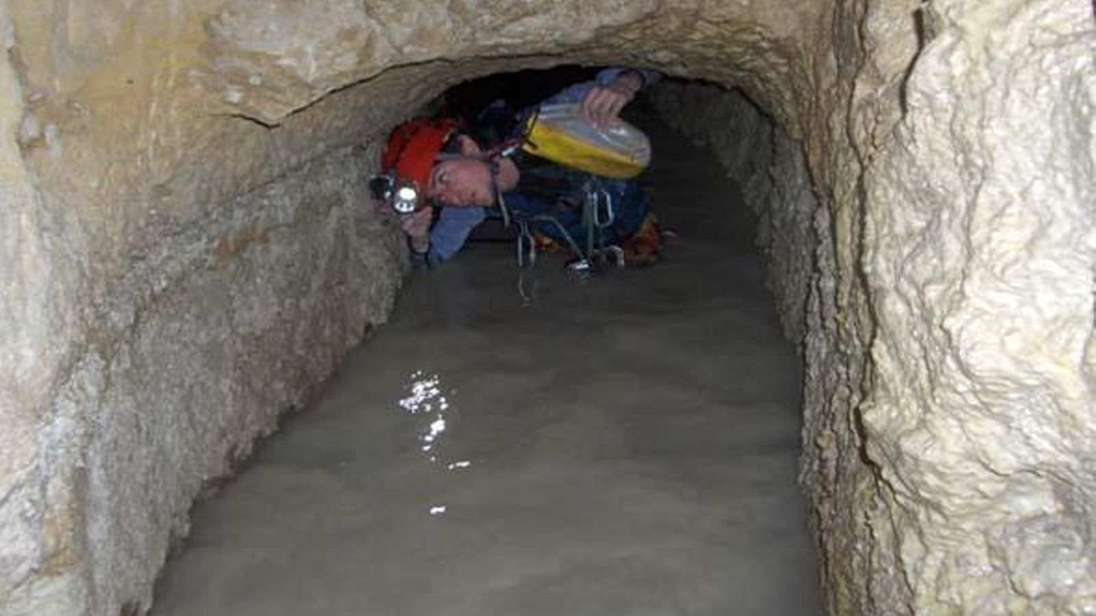 Primera exploración en la mina de agua de Torreperogil.