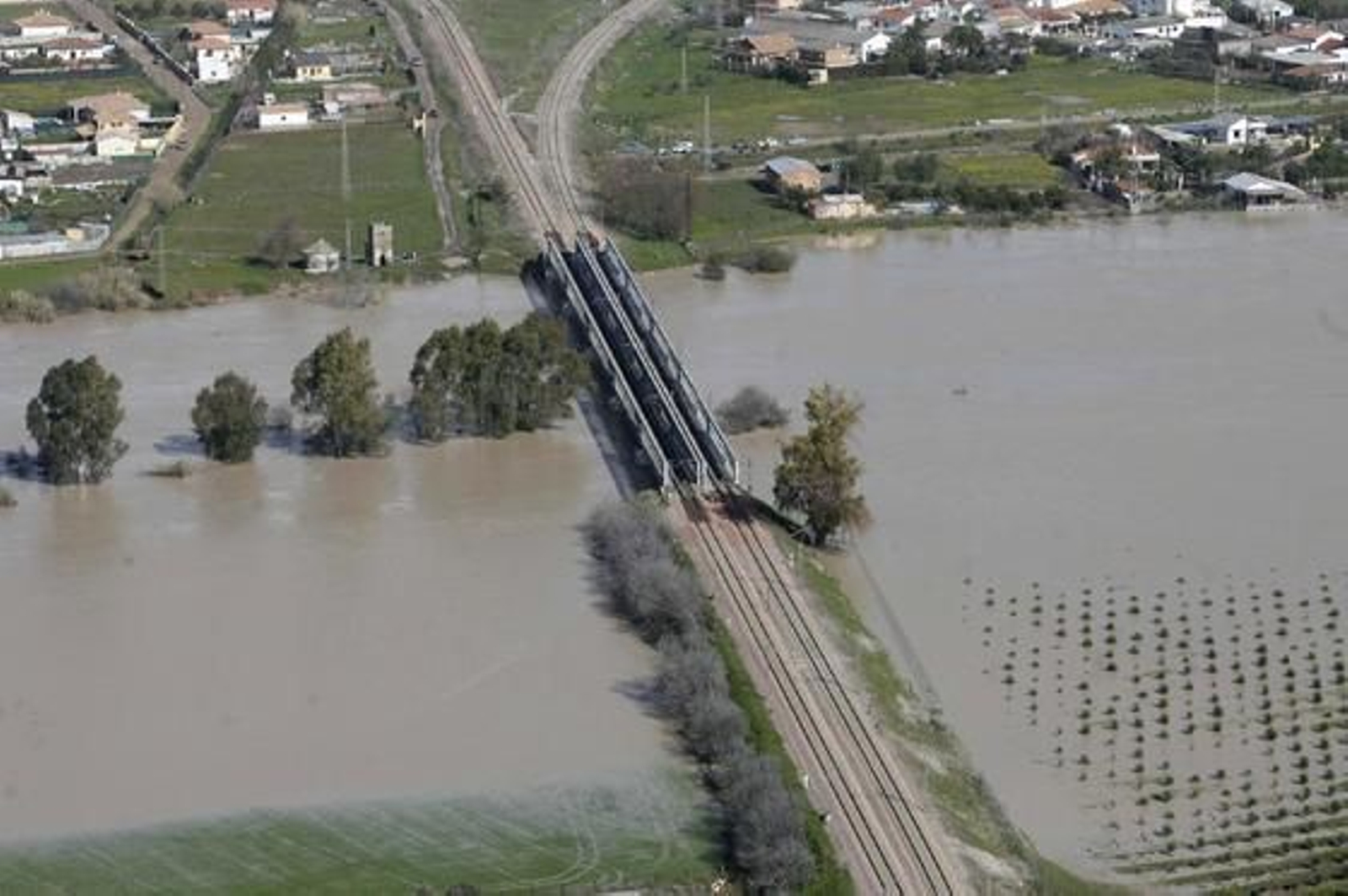 Vista aérea del cauce del río Guadalquivir desbordado a su paso por la zona del aeropuerto, la urbanización Altea y Córdoba. / José Martínez