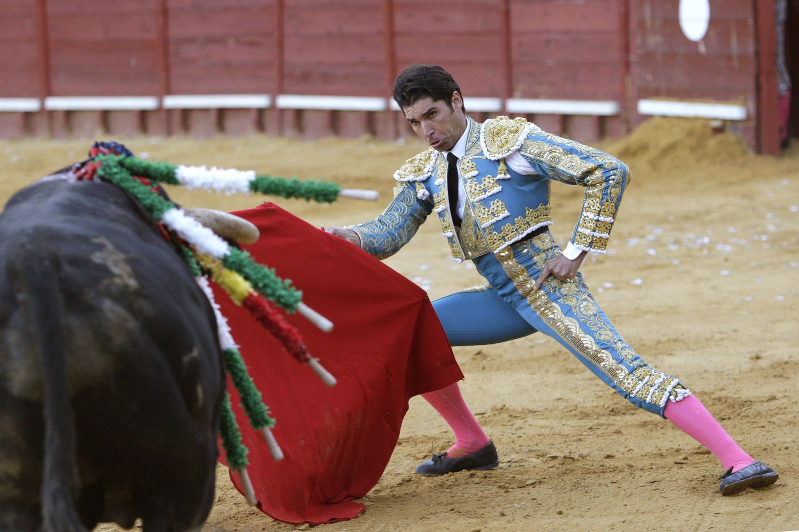 Cayetano Rivera Ordóñez, ayer, en un muletazo en la plaza de Jerez.