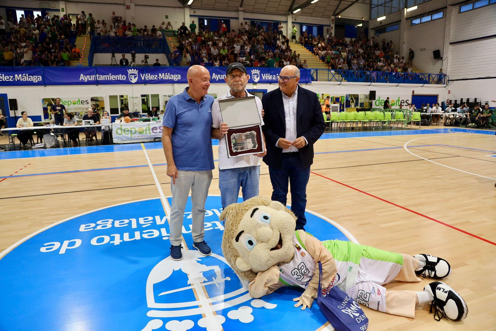 El bonito homenaje a Manolo Rincón durante el Unicaja-Alba