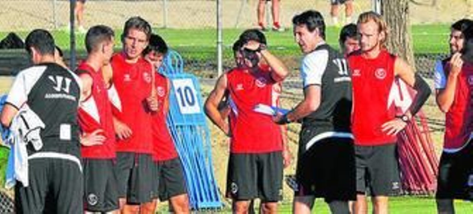 Unai Emery, junto a la plantilla en un entrenamiento.