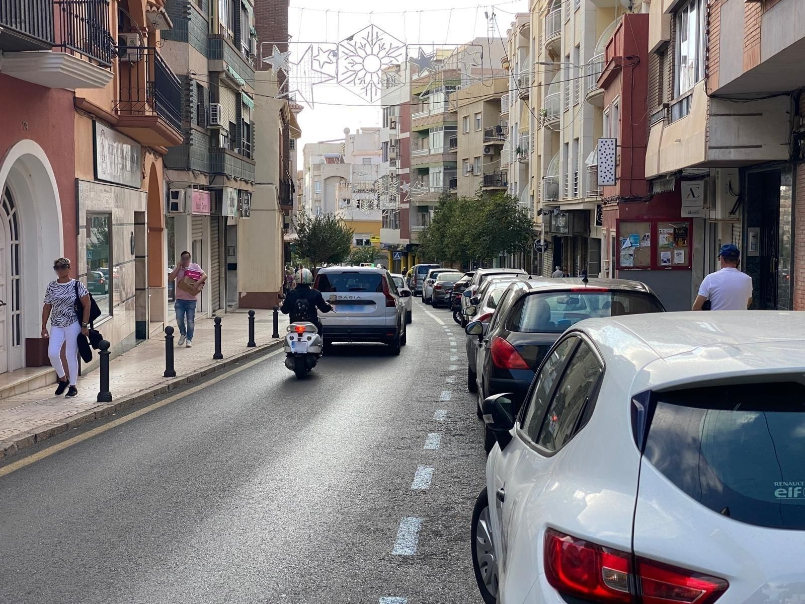Vehículos circulando por el centro de Granada.
