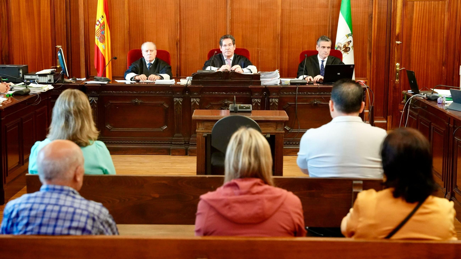 El tribunal del caso Río Grande y los acusados, durante la primera sesión del juicio. Los dos jueces recusados flanquean al presidente de la Sala.