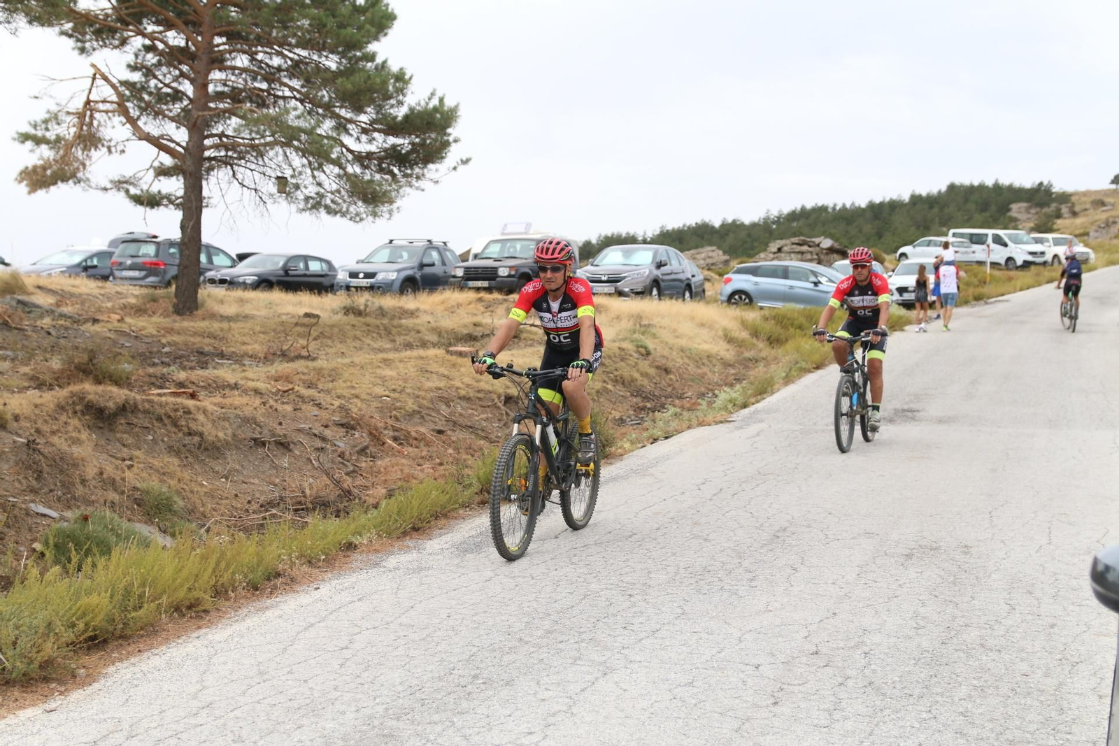 Fotogalería del ambiente en la subida al Alto de Velefique de La Vuelta.