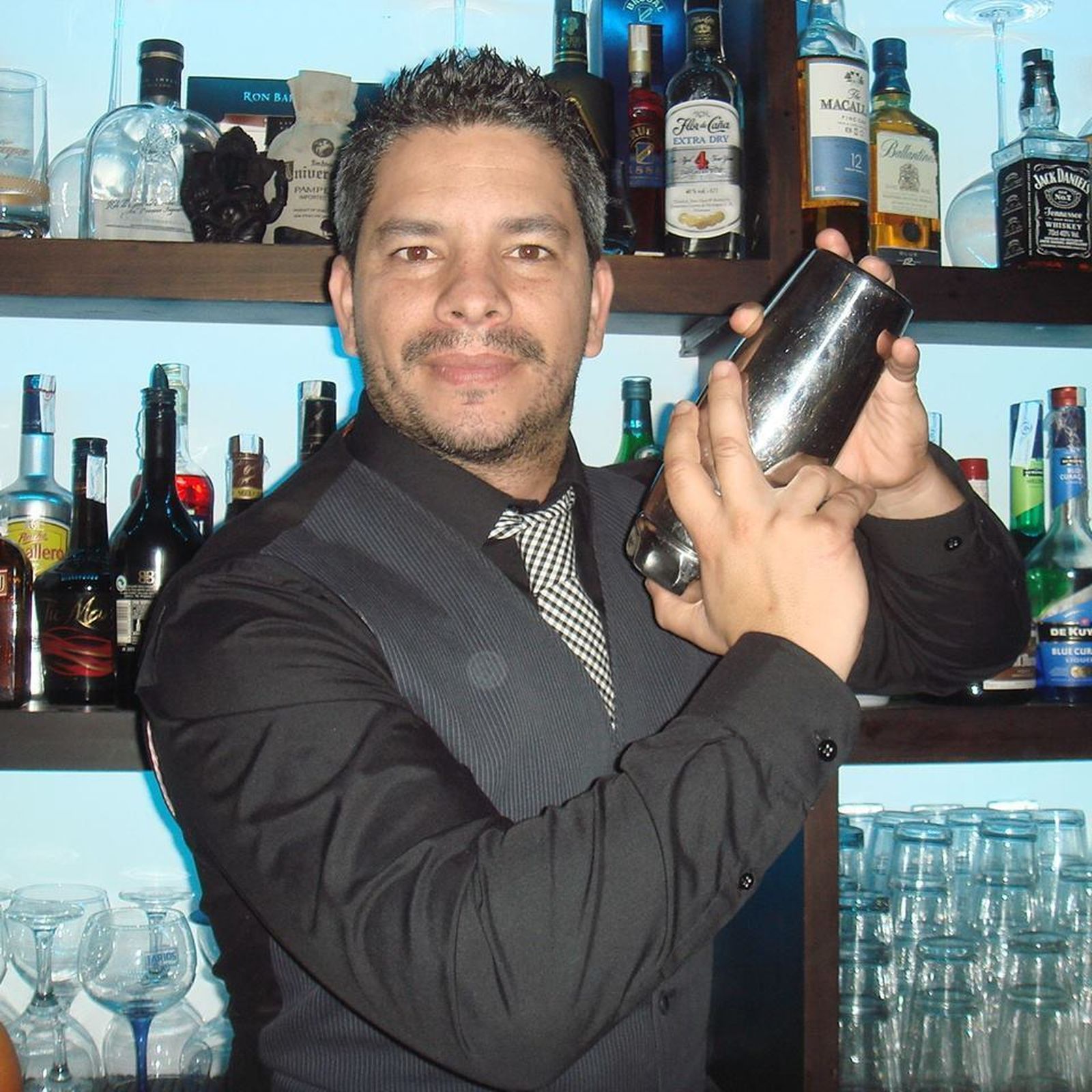 Alejandro Quiles hace un cóctel.