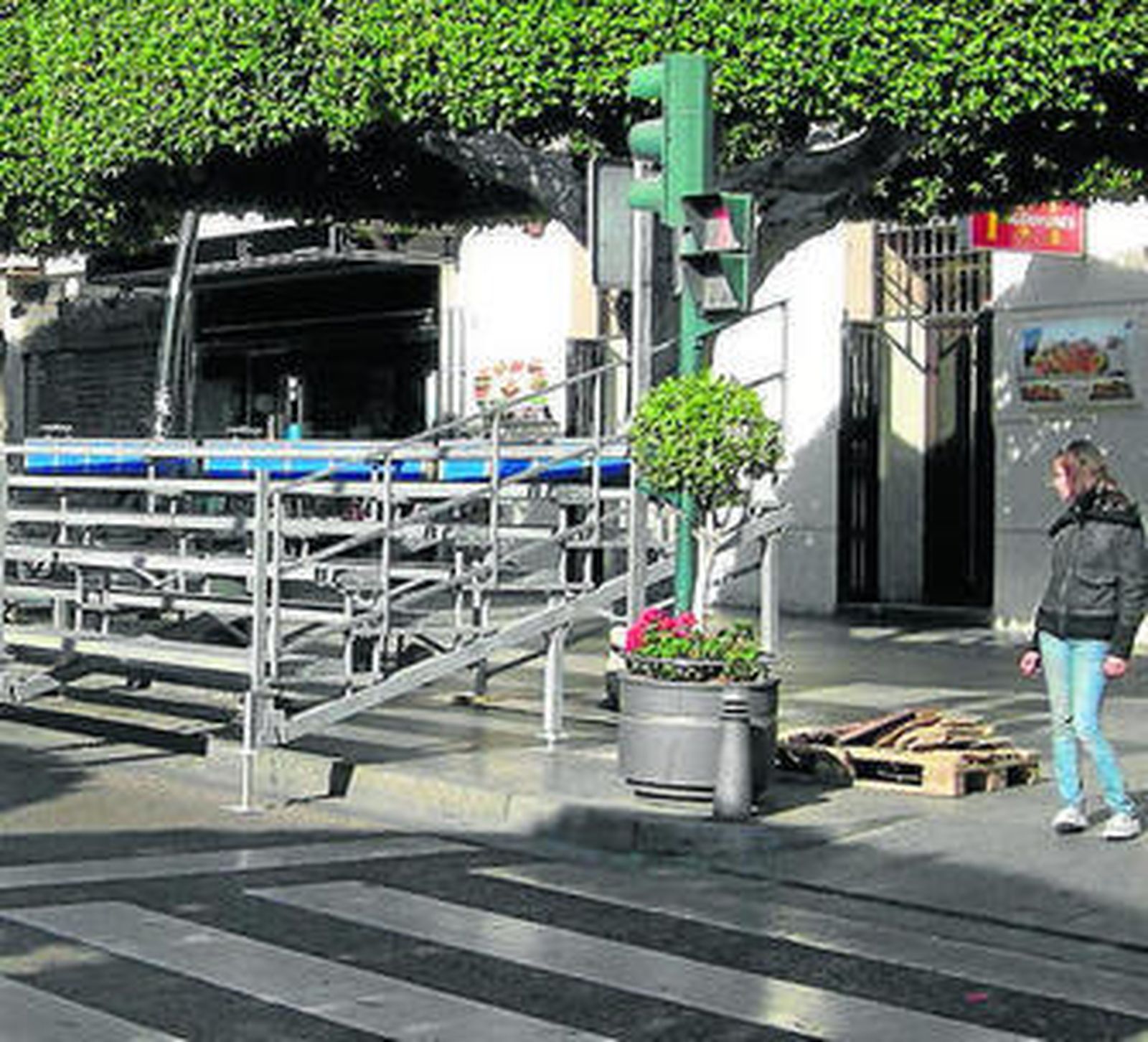Montaje de las gradas para la Semana Santa en el Paseo