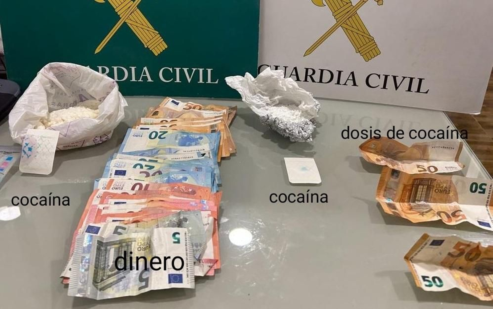 Droga y dinero intervenidos por la Guardia Civil en Villa del Río.