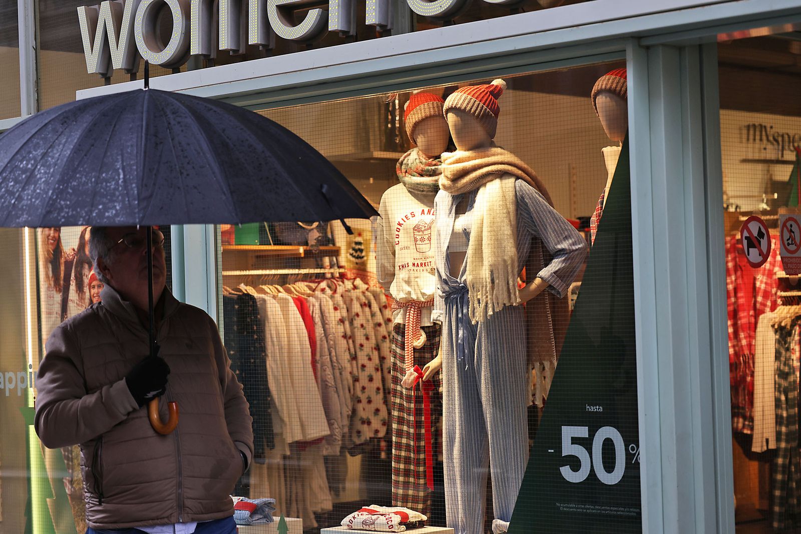 Las calles de la ciudad se inundan de paraguas en la invernal mañana de sábado