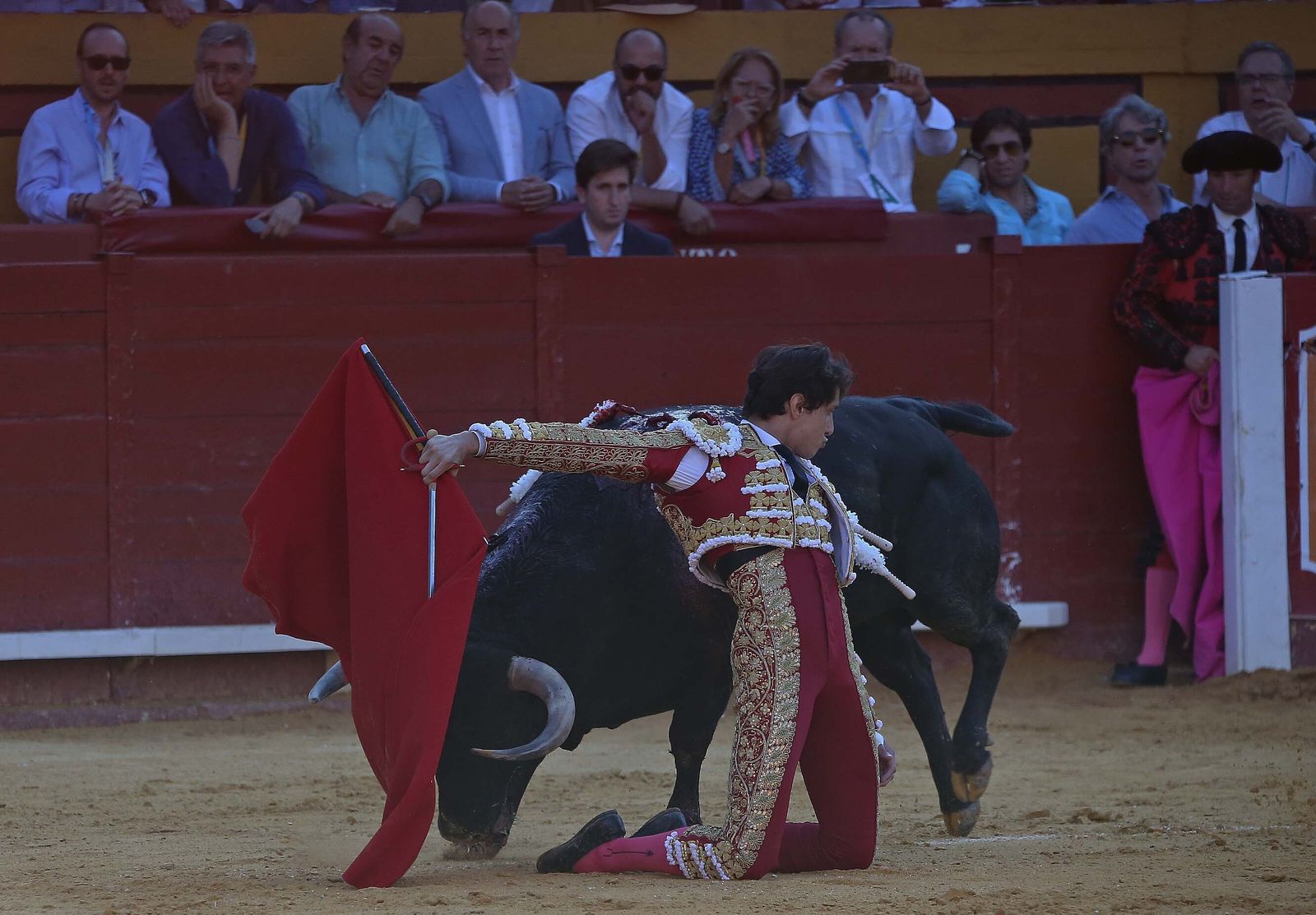 Fotos de la corrida del jueves de la Feria Taurina de Algeciras 2023:  Salvador Vega, Roca Rey y Pablo Aguado