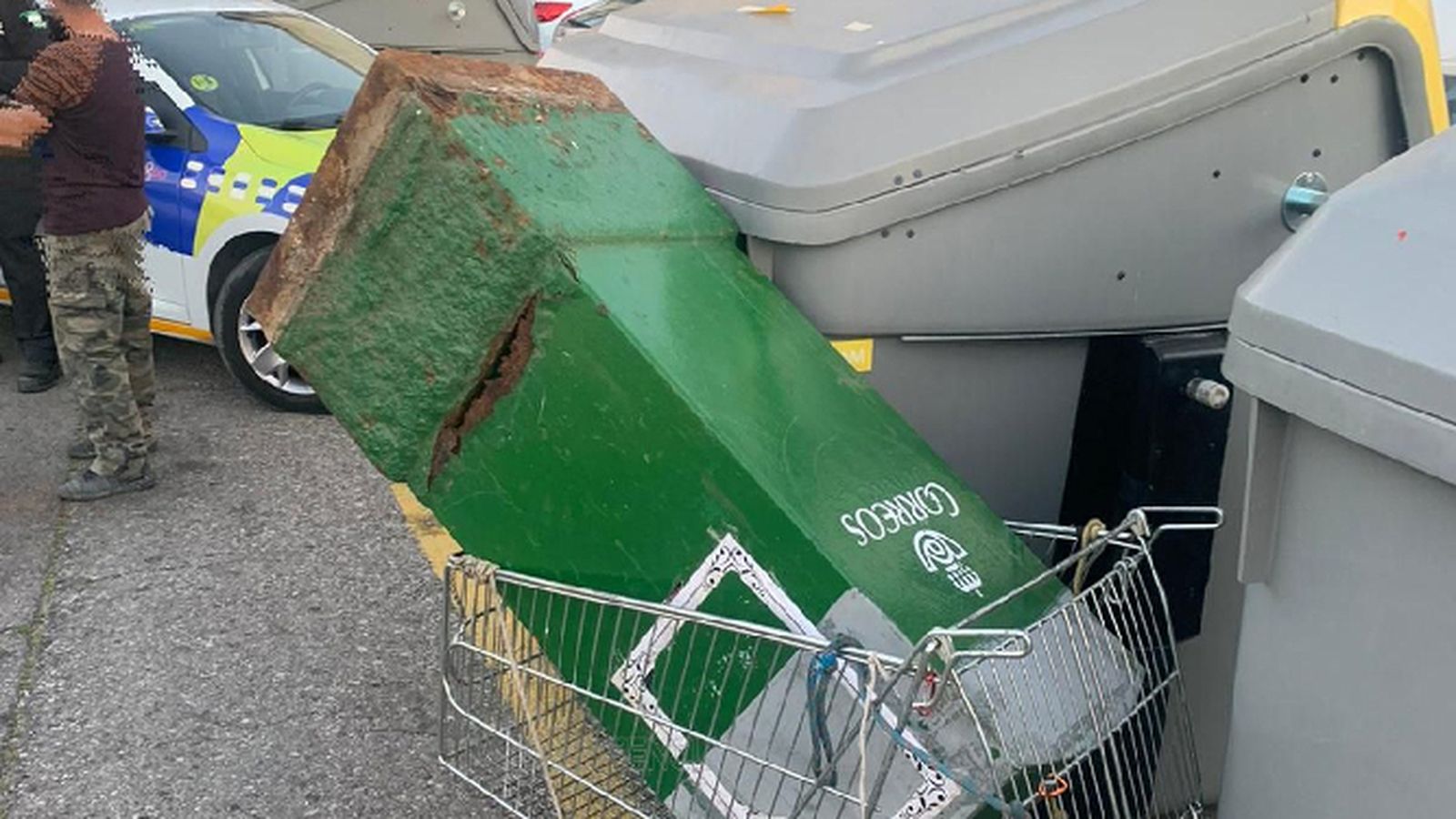 El buzón que intentaban llevarse.
