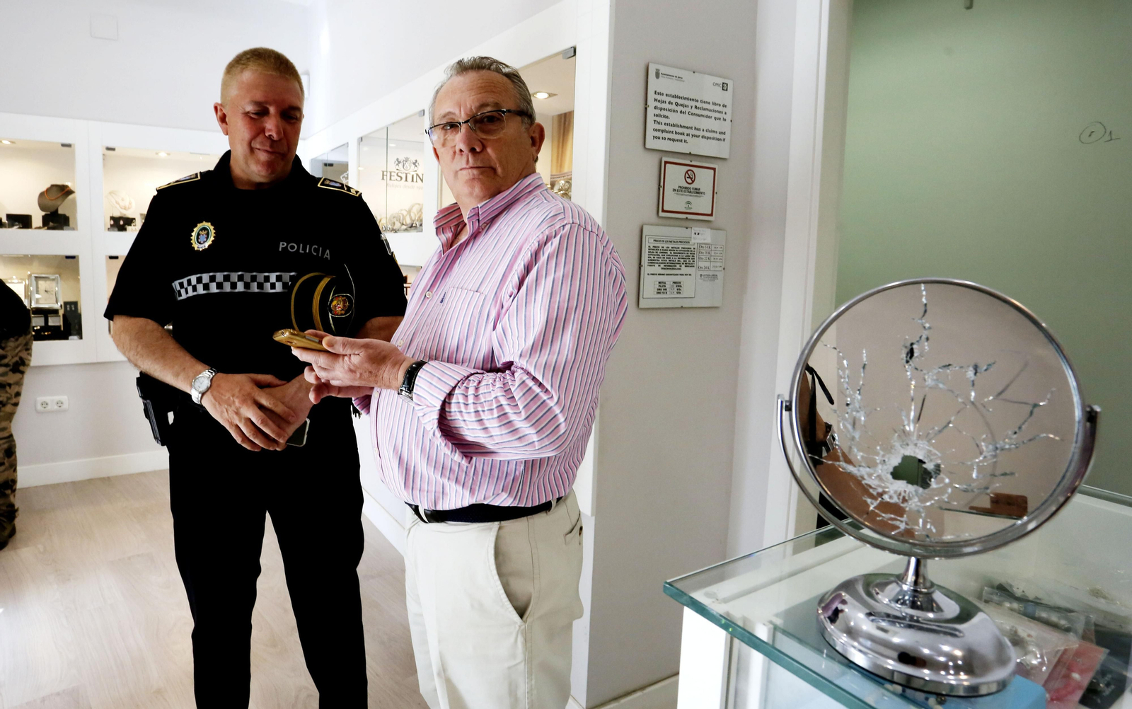 Francisco Juncal, junto a Pérez Andrada, jefe de la Policía Local.